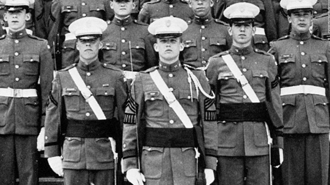 Donald Trump (ở giữa) trong một buổi lễ tại Học viện quân sự New York