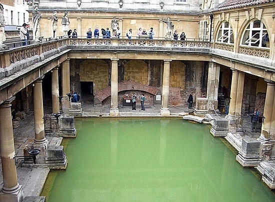 Hàng năm có hàng triệu khách du lịch tới Nhà tắm La Mã để tham quan
